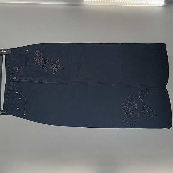 Black Denim Maxi Skirt with Floral Embroidery - Picture 5 of 16